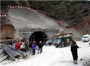 云南宣威一在建高速公路隧道塌方，致2死1伤